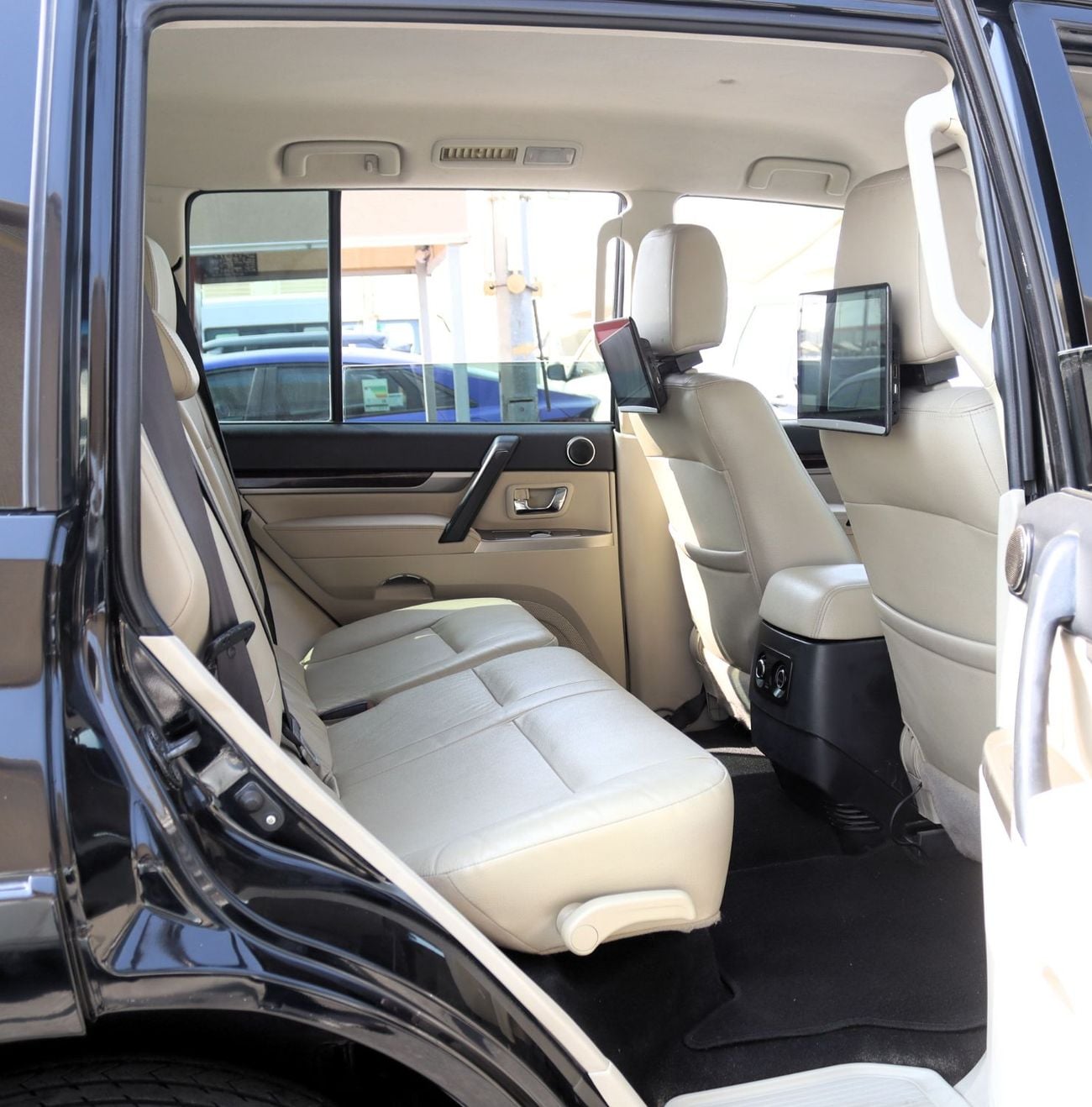 ميتسوبيشي باجيرو GLS H/L ROCKFORD PLATINUM خالية من الحوادث - خليجية - طلاء أصلي - حالة ممتازة من الداخل والخارج - 3800 سي سي - كاملة