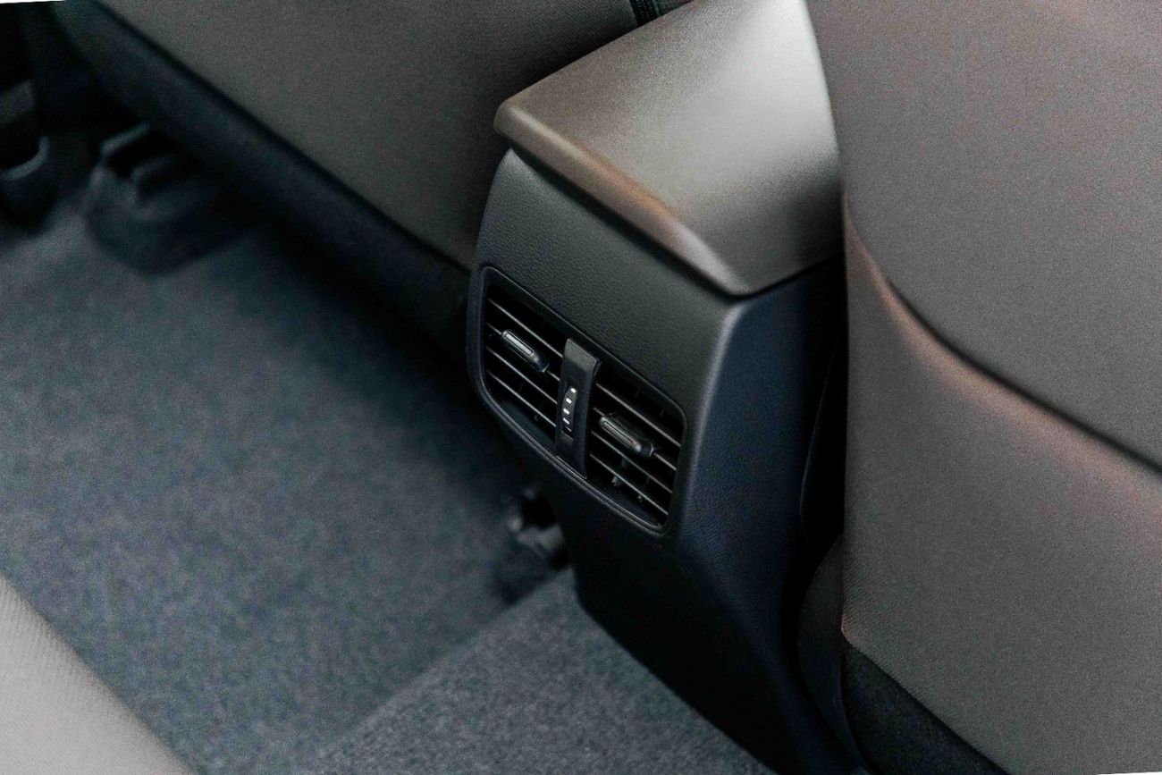 تويوتا كورولا XLI 2.0L - Platinum White Pearl Inside Fromage (Fabric) | Export Only