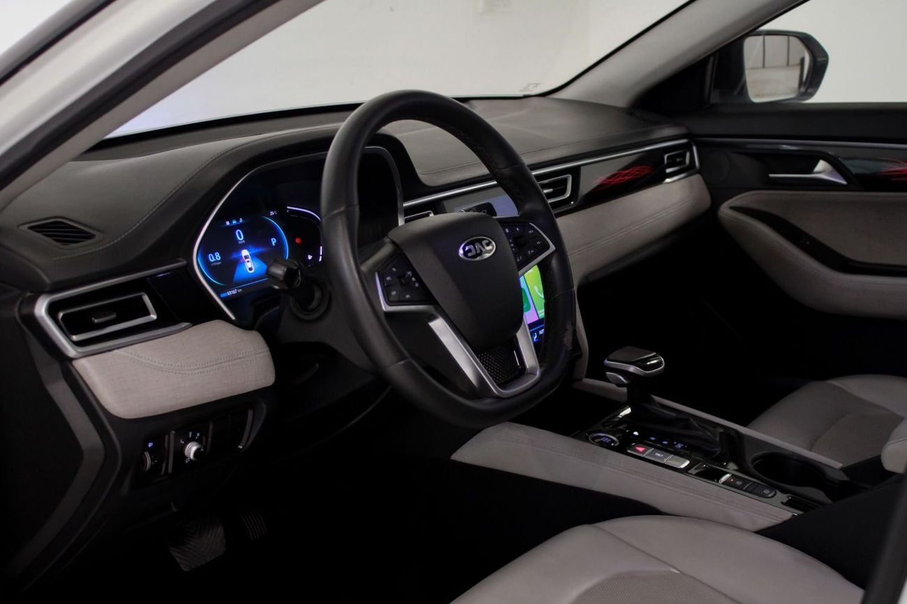 JAC J7 JAC J7 - White with black top