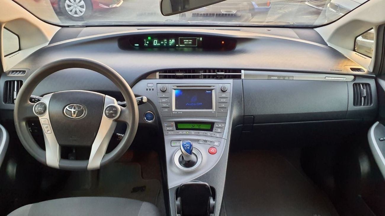 تويوتا برياس Prius PLUG IN  Fresh Import 2013 Model