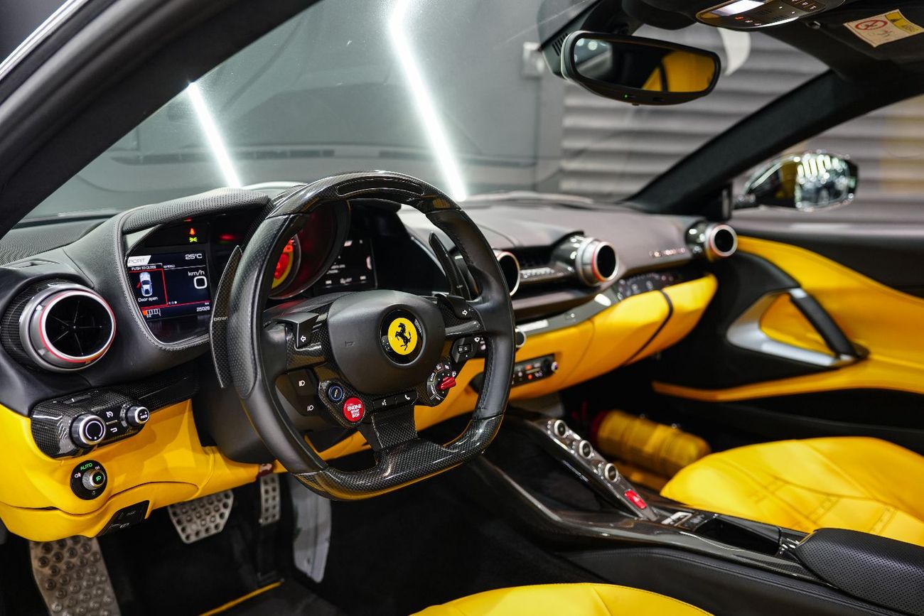فيراري 812  سوبرفاست Carbon Package, JBL Audio, Passenger Display, Daytona Seats, GCC Specs!!