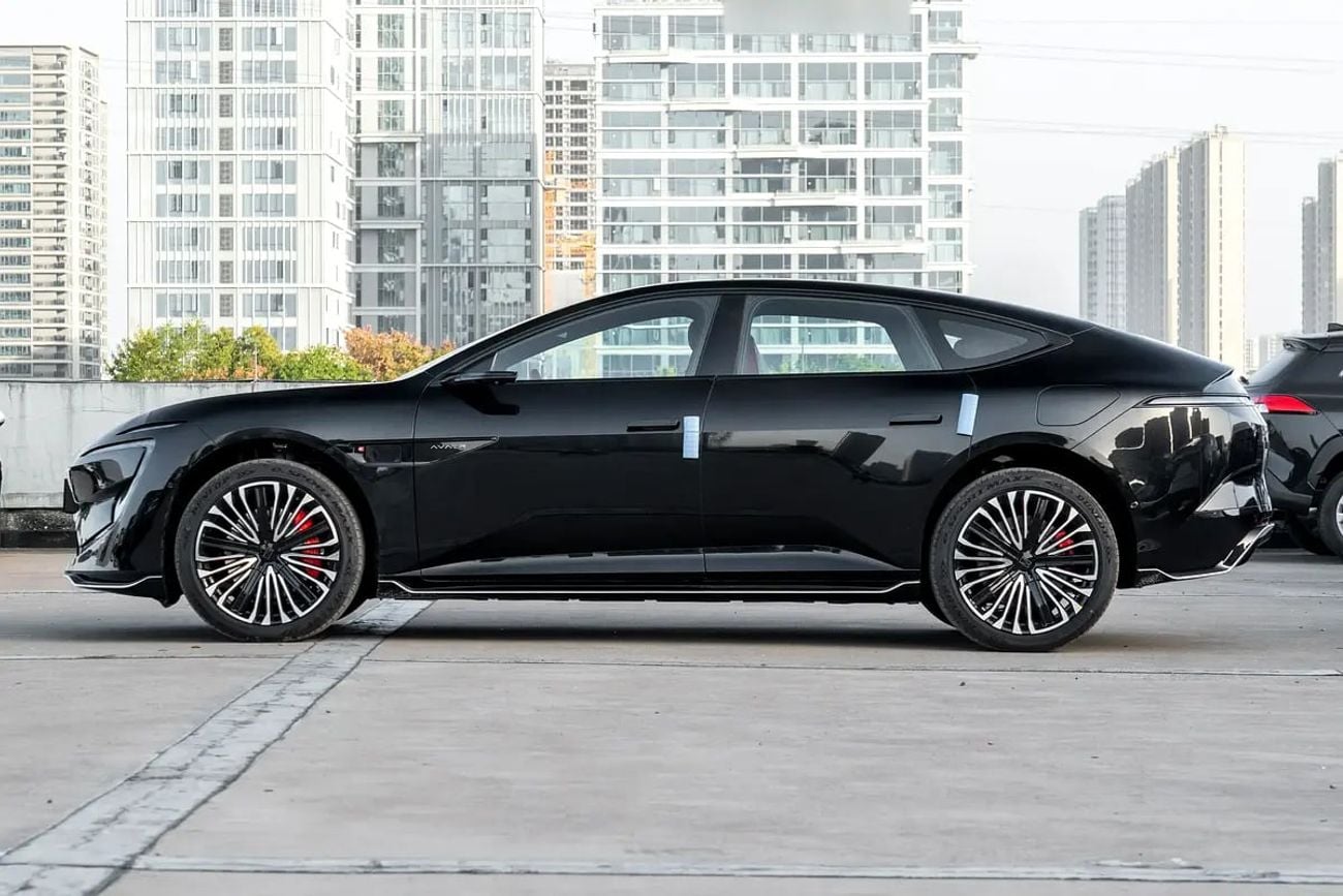 أفاتر 12 Master AWD – Pure Electric Luxury Co