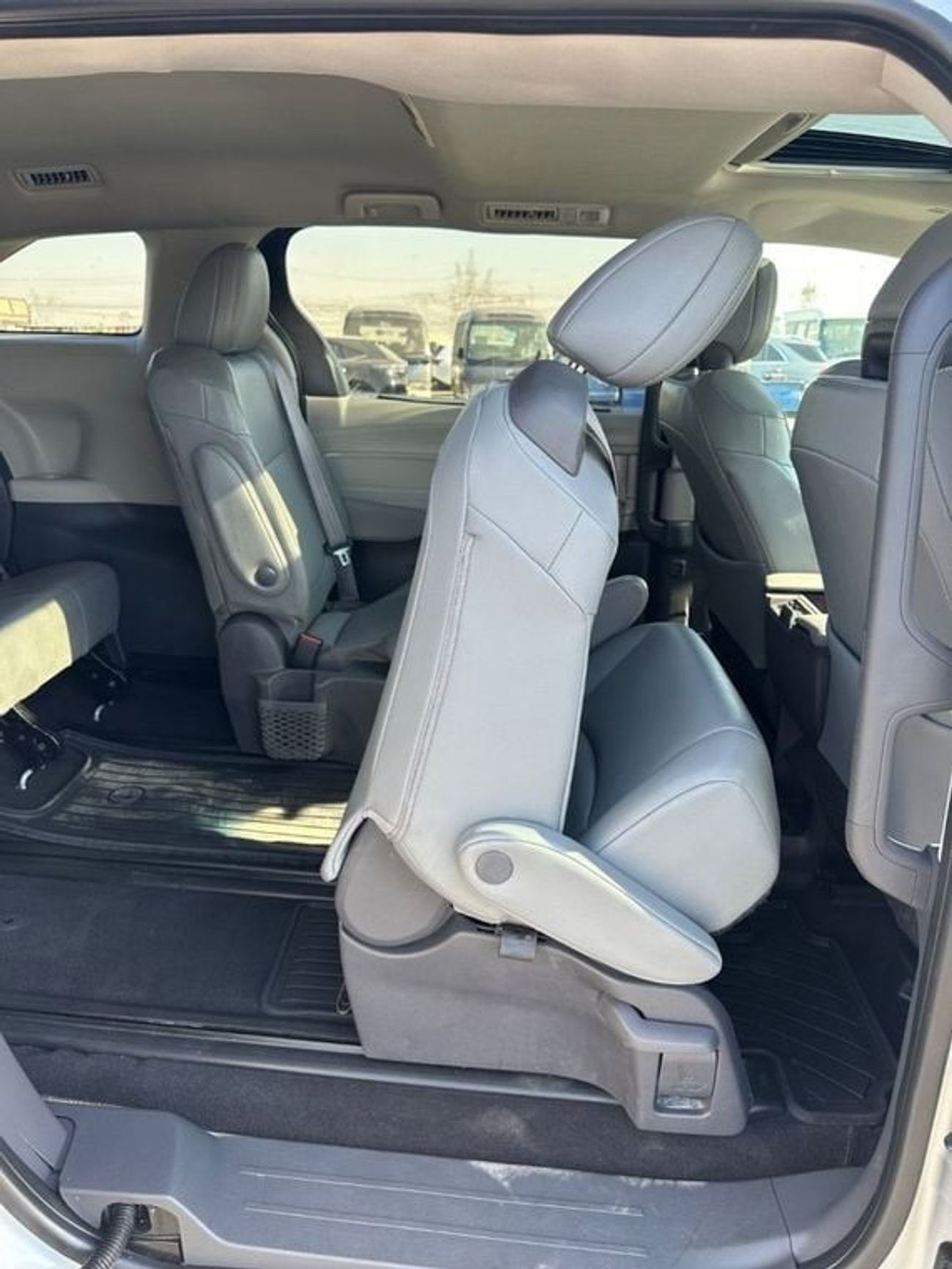 Toyota Sienna Hybrid XLE premium Full Option