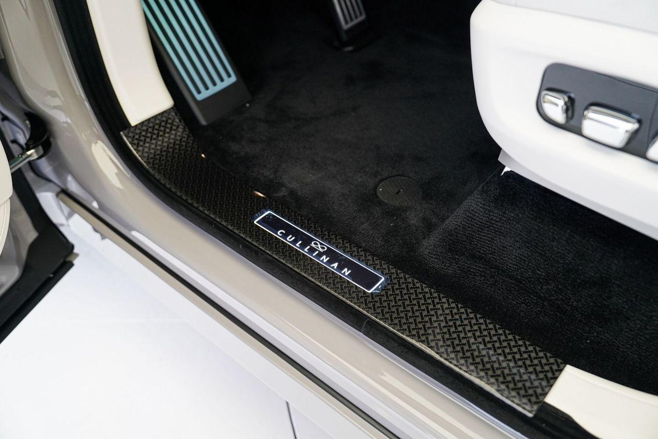 رولز رويس كولينان CULLINAN BLACK BADGE DUALTIY SEATS