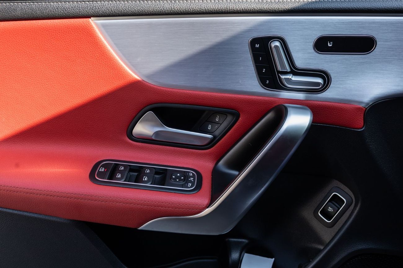 Mercedes-Benz CLA 250 Std 2.0L (221 HP)