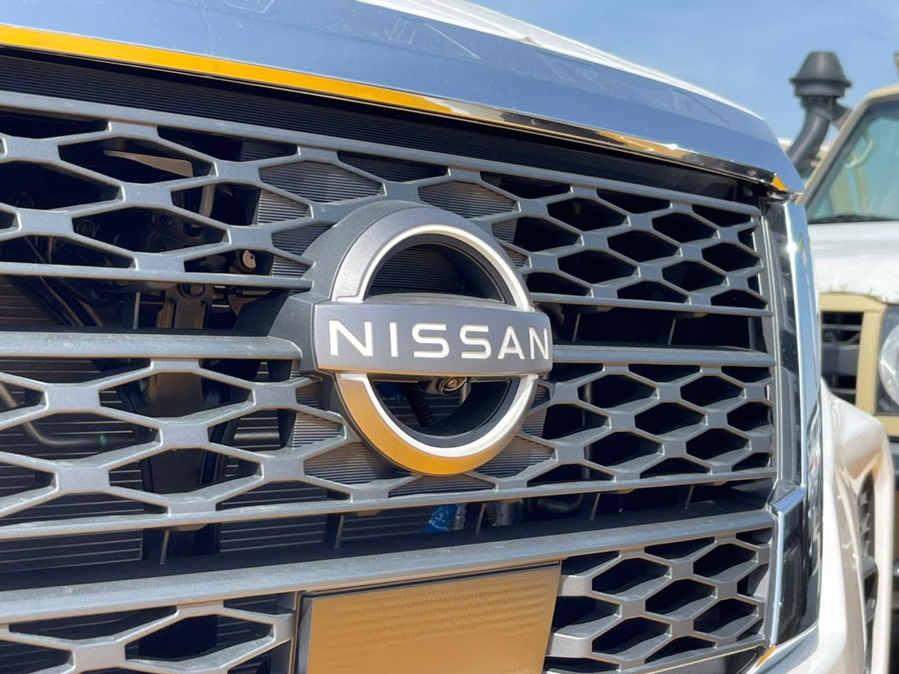 Nissan Navara Std 2.5L 4WD M/T Nissan Navara Double Cab  2.5L Petrol 4WD 5 Seater MT White