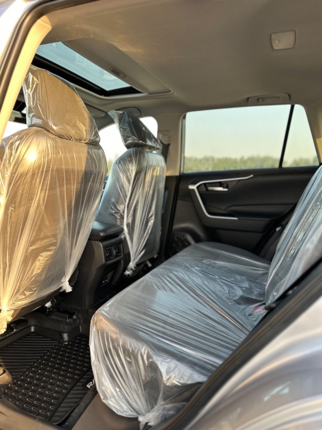 تويوتا راف ٤ XLE || PETROL || TOP CONDITION