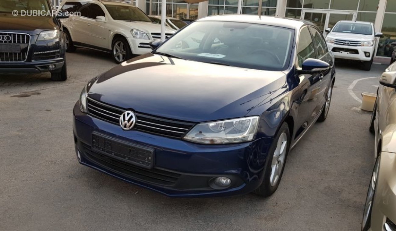 Volkswagen Jetta 2014 model full options sunroof DVD camera