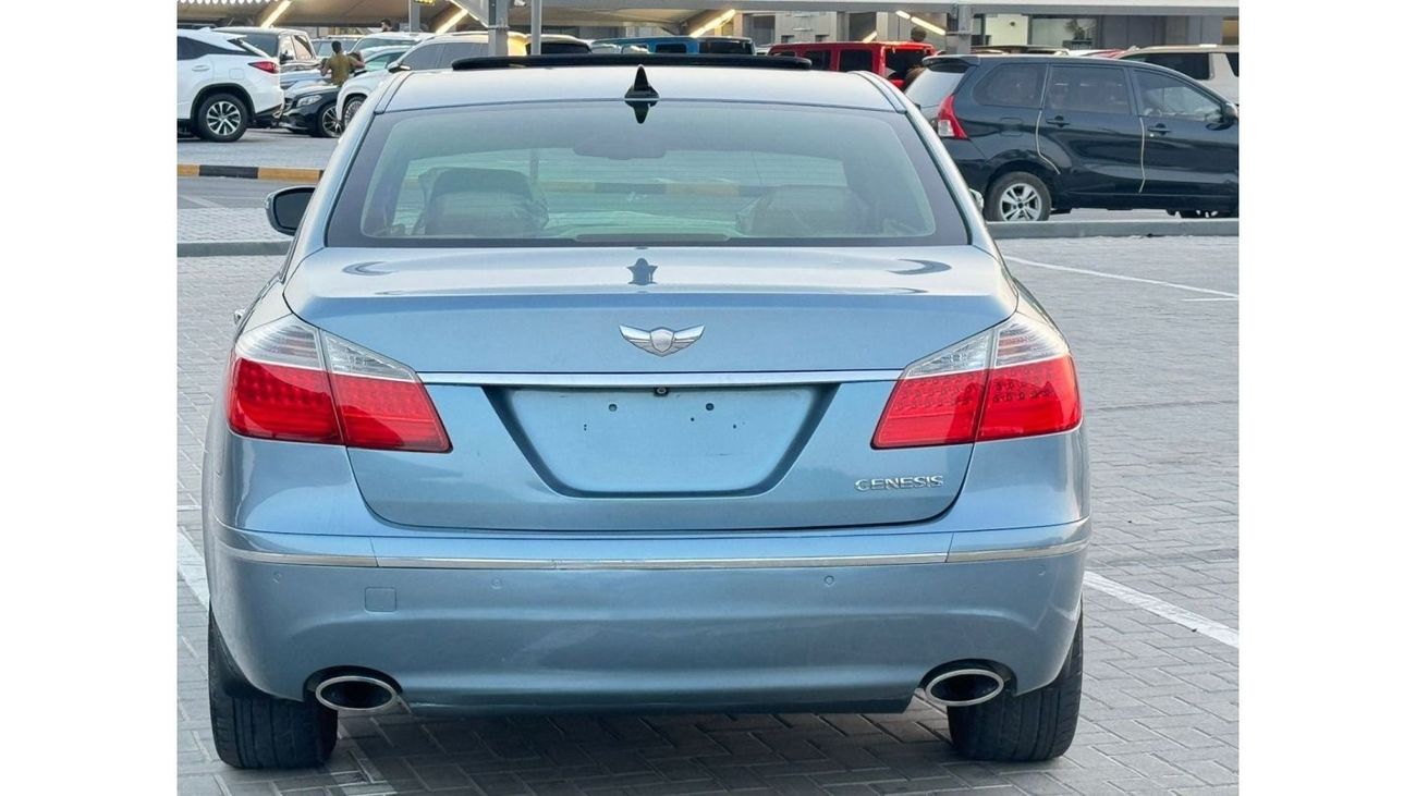 هيونداي جينيسس بحالة ممتازة من الداخل و الخارج