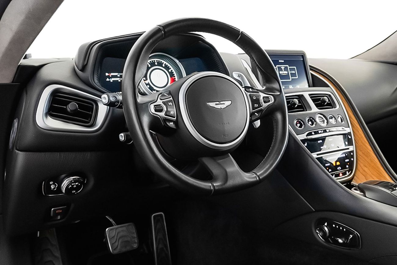 أستون مارتن DB11 Std 5.2L