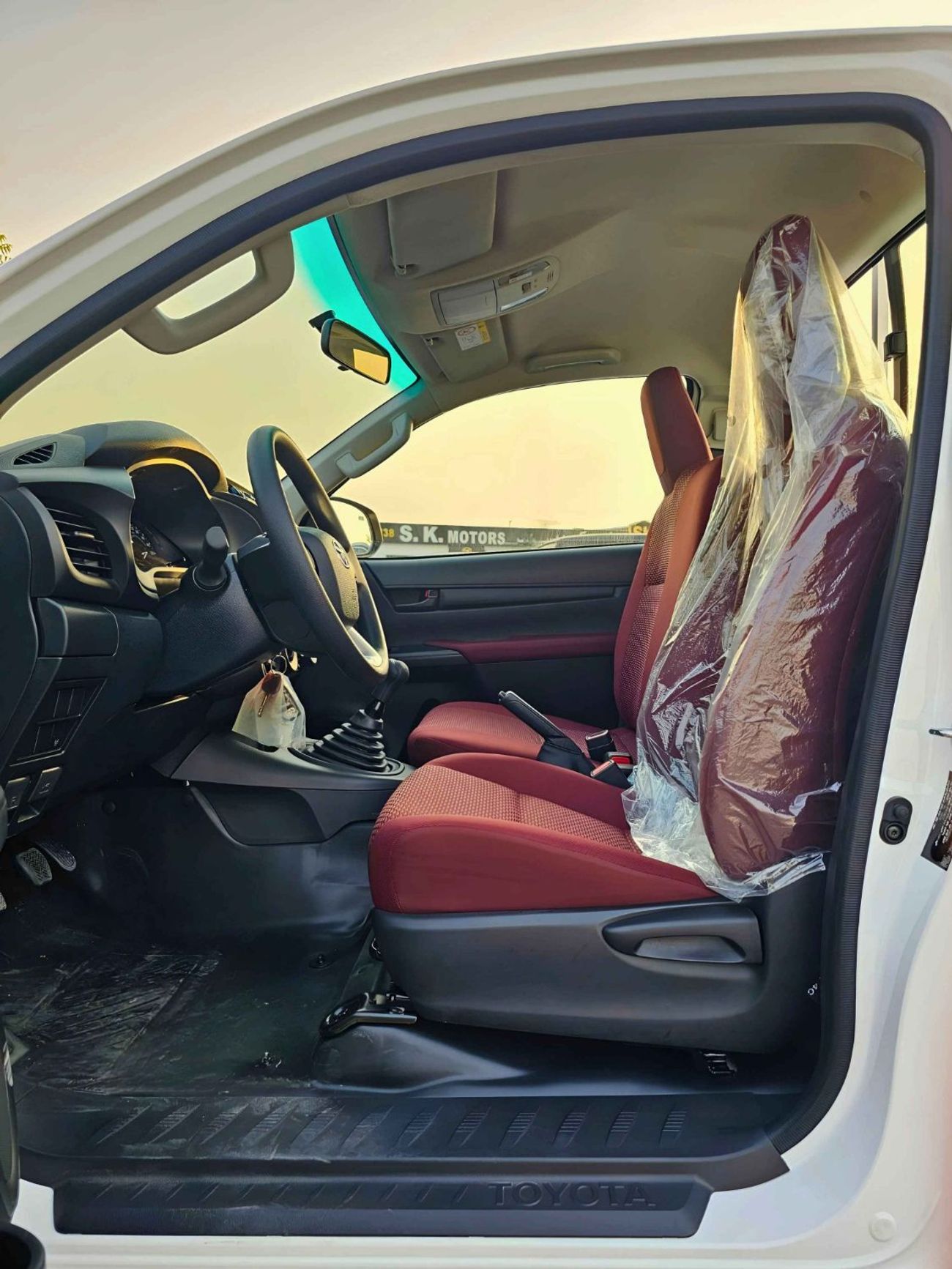 تويوتا هيلوكس SINGLE CABIN/LONG BODY WITH 5 HOOKS/CHROME HANDLE & REAR CHROME BUMPER/2.7L PETROL M/T (CODE#HPMSC1)