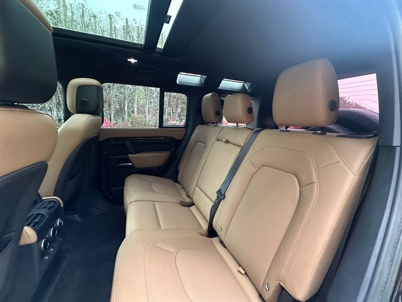 Land Rover Defender P400 110 X-Dynamic HSE 3.0L (5 Seater) | 2025 | GCC Specs | V6 400 HP | Perfect Condition | Full Ser