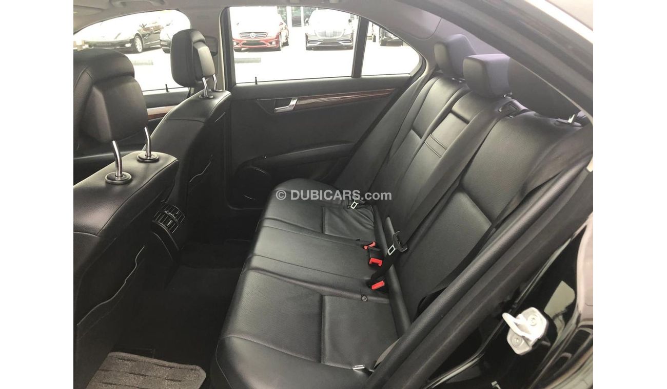 مرسيدس بنز C 300 موديل 2011 وارد نظيفه جدا بدون صبغ فل اوبشن فتحه وجلد ومتبت سرعه وتحكم بالاستيرنج وكاميرا خلفيه ونظا