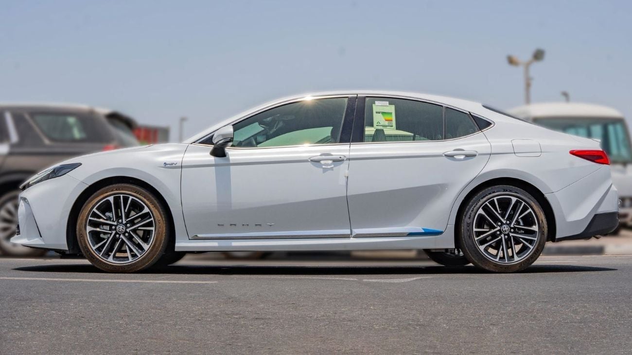 Toyota Camry 2025 Toyota Camry LE 2.5L AT Hybrid (White)