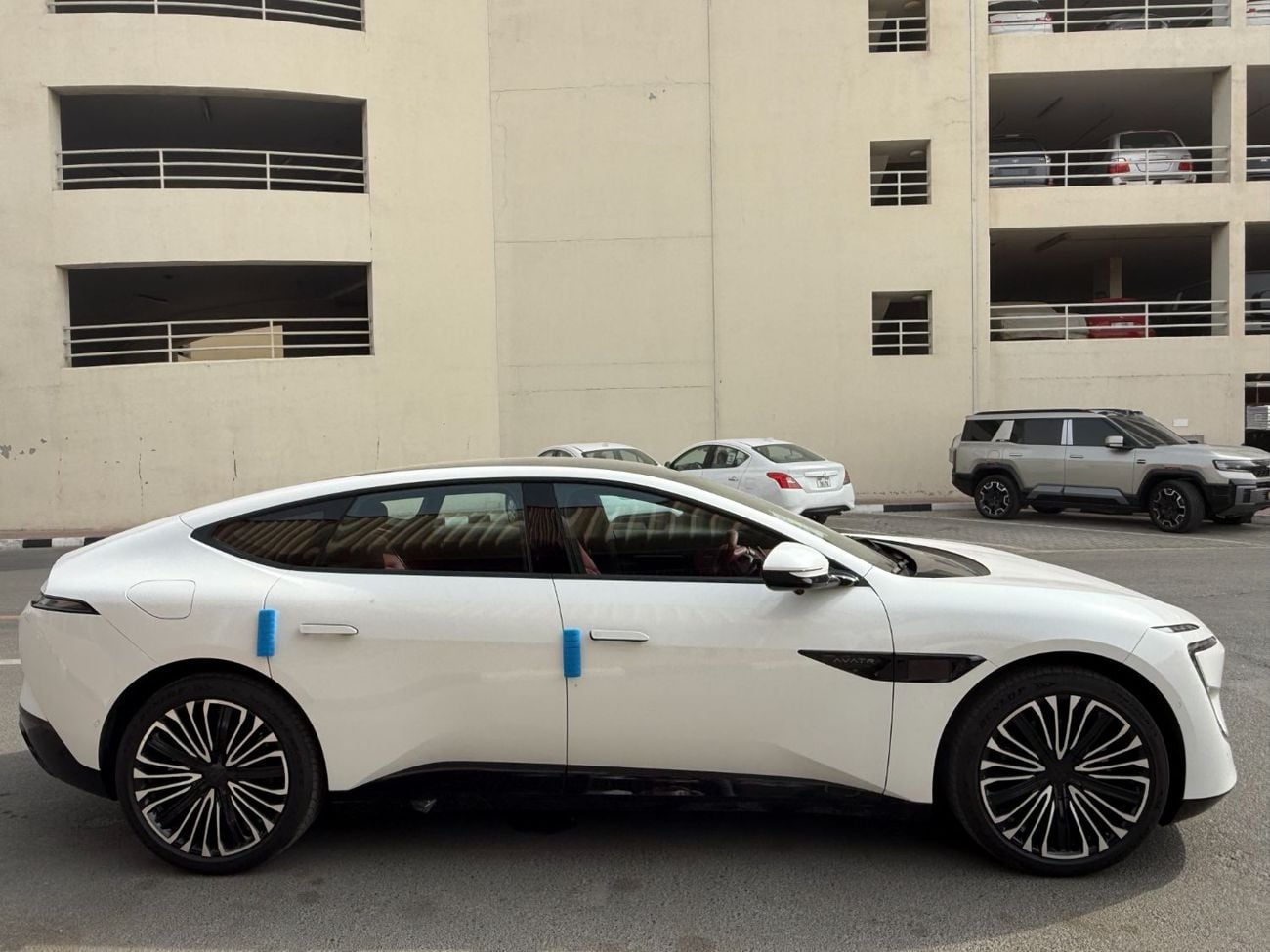 أفاتر 12 Luxury RWD