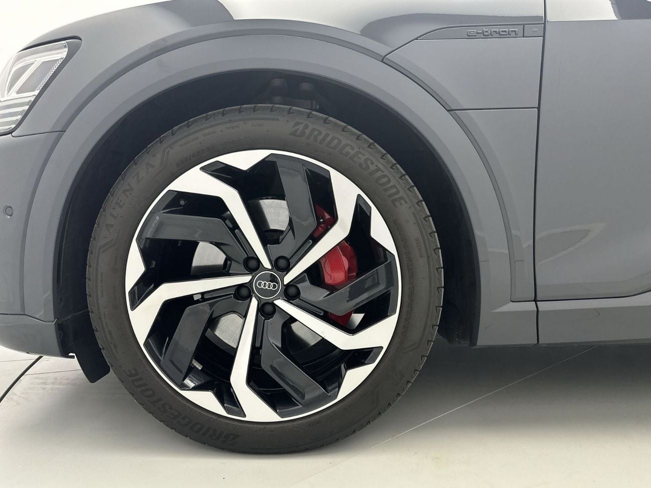 أودي Q8 إي ترون Sportback S line 55 e-tron quattro 408hp Progress (Ref# 09640)