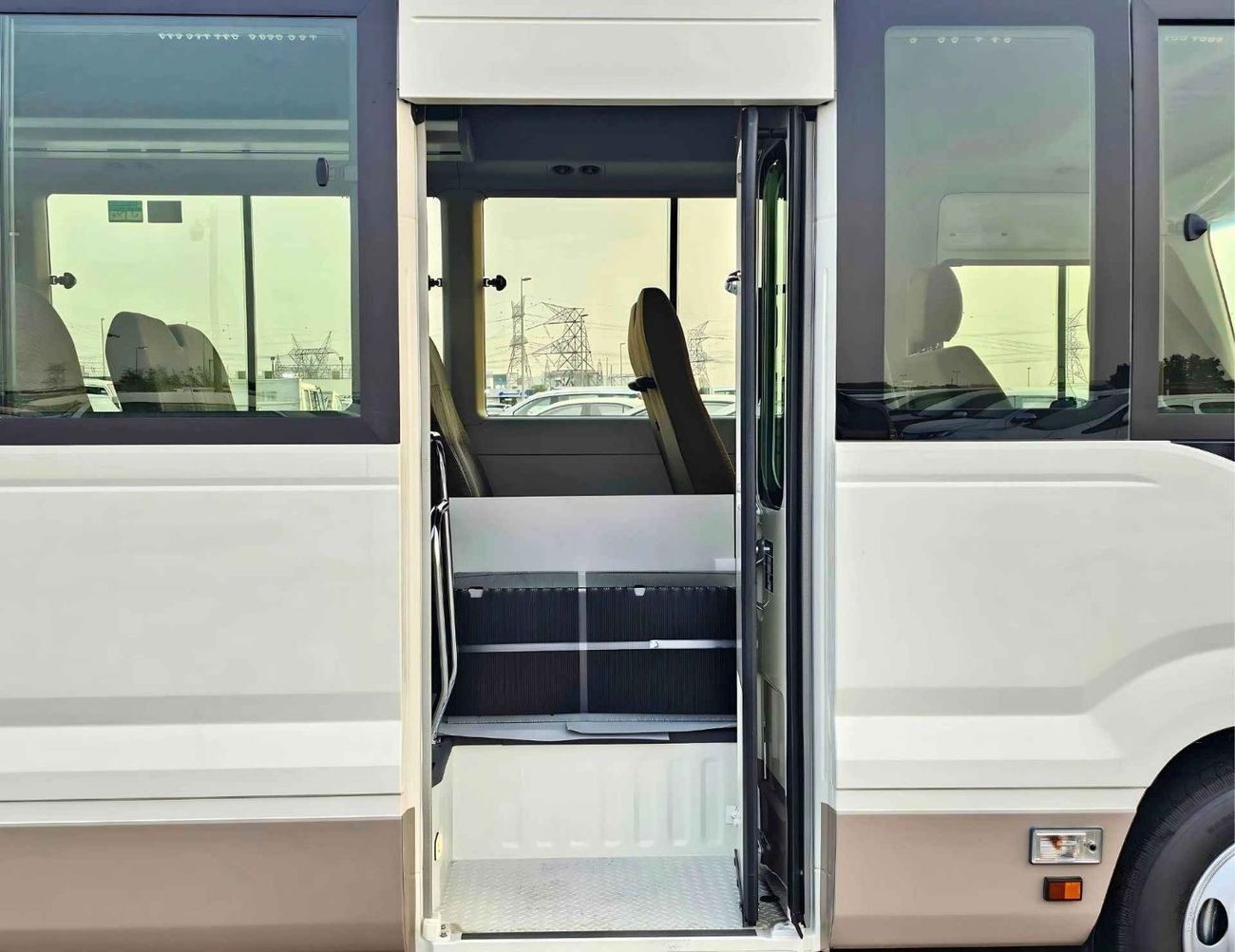 تويوتا كوستر 2.7L PETROL M/T DUAL TONE / 23 SEATER / AUTO DOOR / HLF LUGGAGE RACK (CODE#COPB)