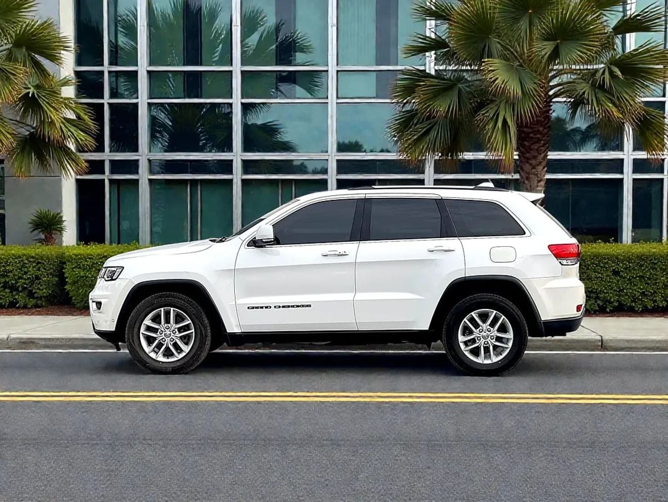 Jeep Grand Cherokee exclusive 3.6L 1,157 P.M | Exclusive - GCC Specs | Original paint