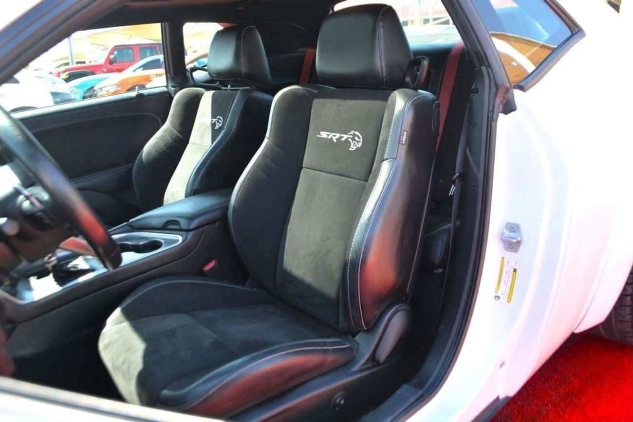 Dodge Challenger SRT Hellcat 6.2L (717 HP)-- GCC // FULL OPOTIOIN //ALCANTARA -- SUN ROOF / BANK FINANCE/GOOD CONDITI