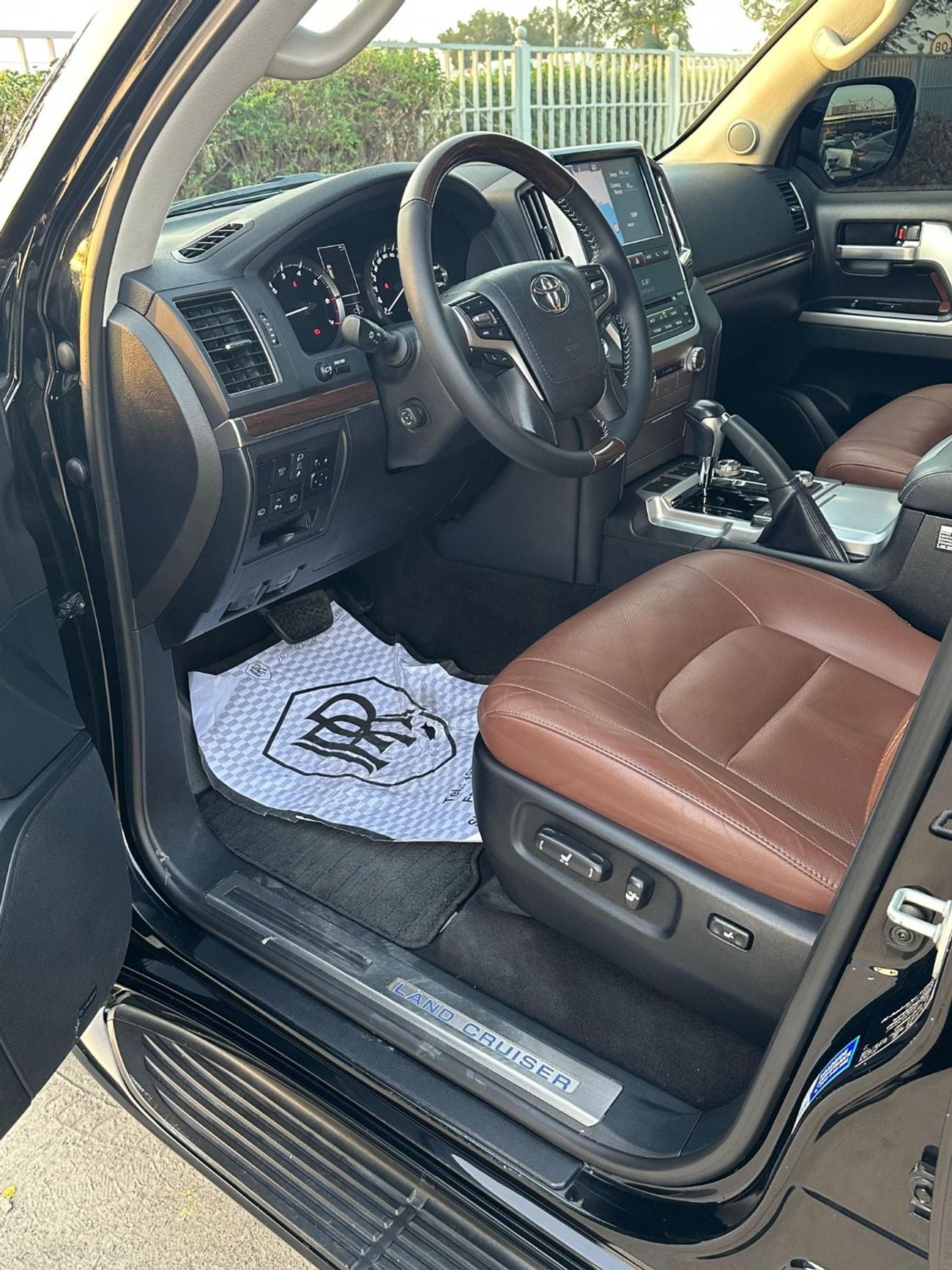 تويوتا لاند كروزر VXR GRAND TOURING V8 5.7L / GCC / VERY GOOD CONDITION / NO ACCIDENT