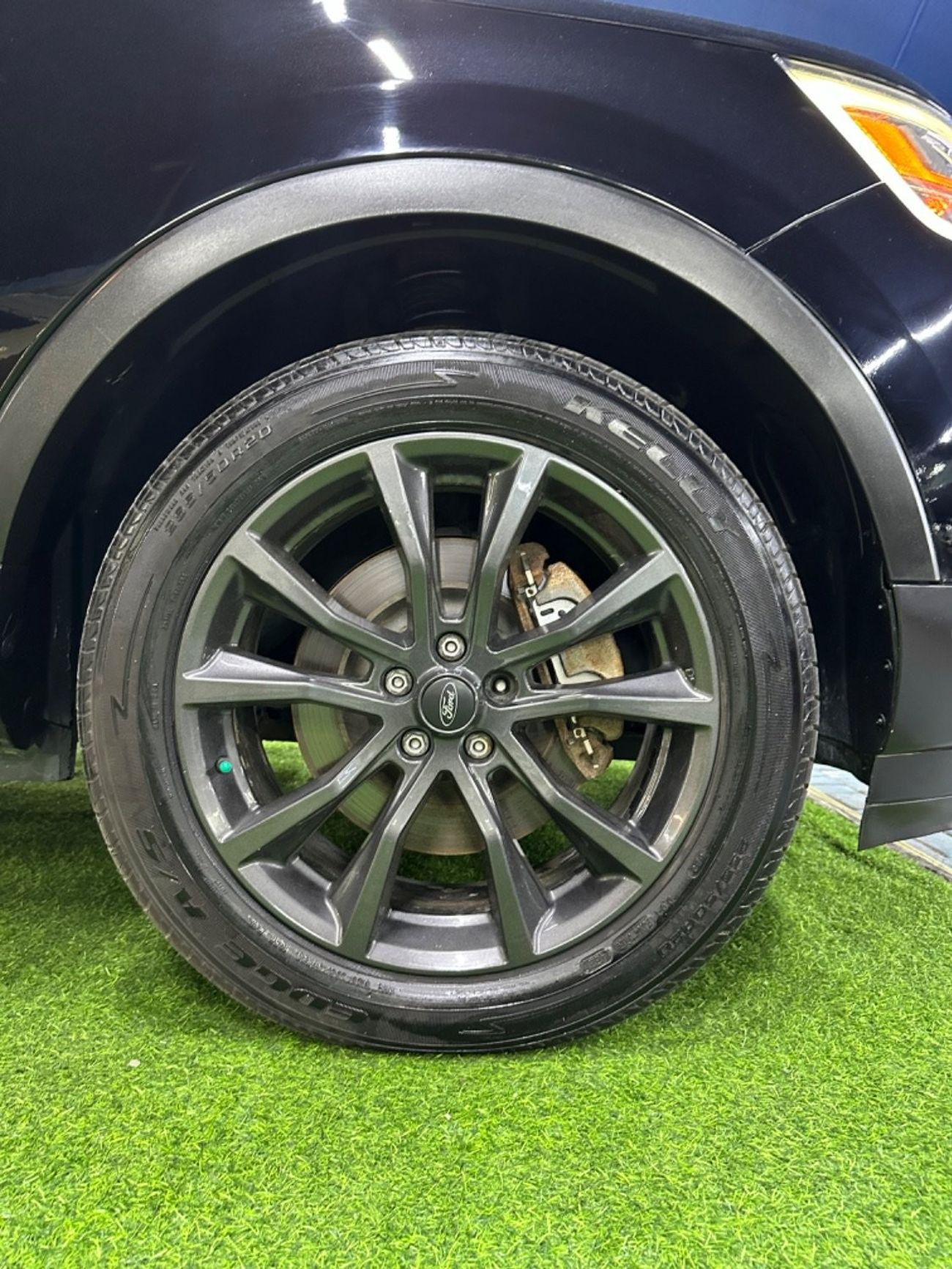 فورد اكسبلورر سبورت تراك فورد اكسبلورر بحالة جيدة. 2019 بمحرك 2.3 تيربو 4wd عداد 72000 كم 7 مقاعد على بانورا