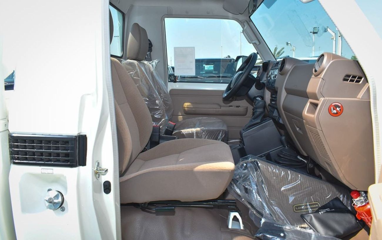 تويوتا لاند كروزر بيك آب 4.0L V6 Single Cabin A/T