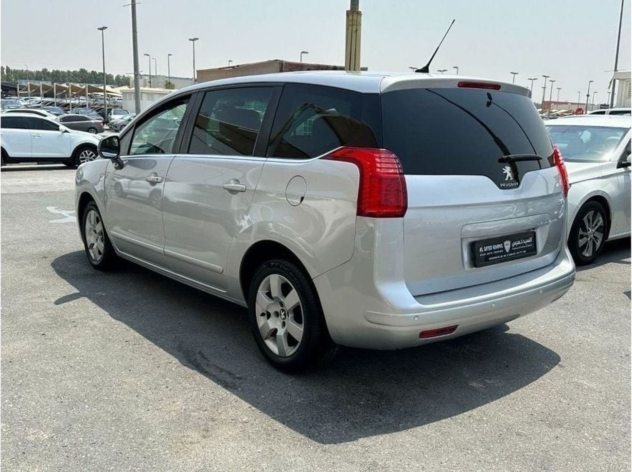 بيجو 5008 PREMIUM W/VIDEO PACK بريميوم خالية من الحوادث - خليجي - رقم واحد الفل - مكينة 1600 سي سي - السيارة ب