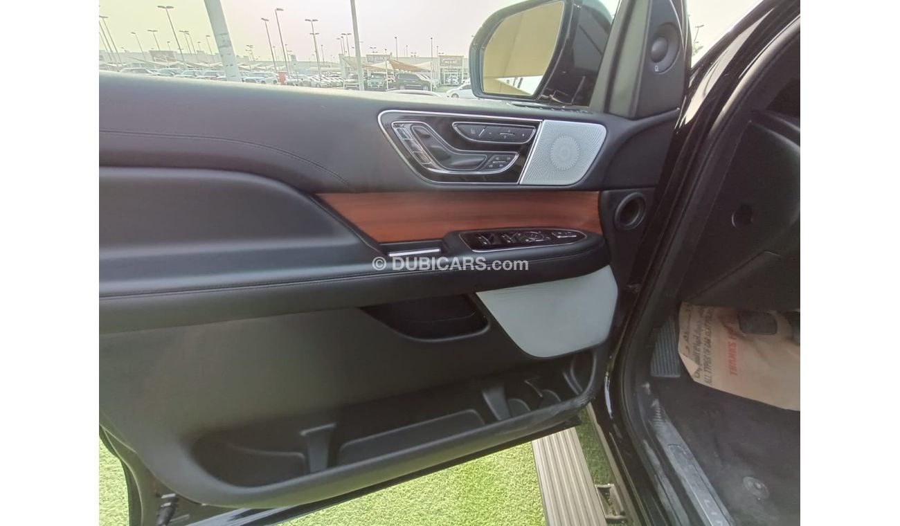 Lincoln Navigator Presidential Car in excellent condition. clean from the inside and outside!