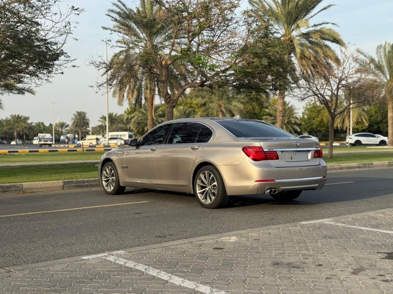 بي أم دبليو 730Li Executive 4.0L (5 Door)