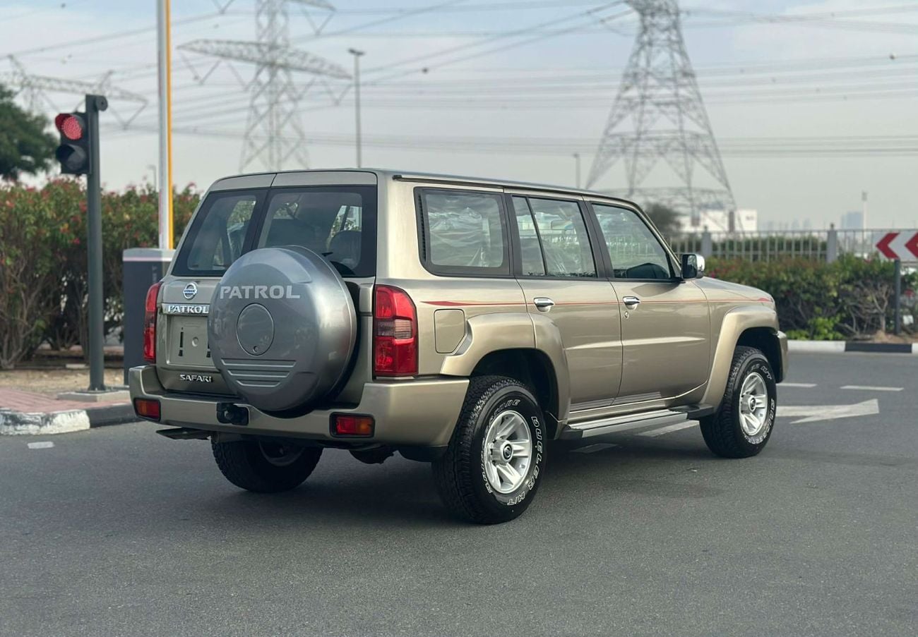 Nissan Patrol Safari GL 4.8L M/T (7 Seater)