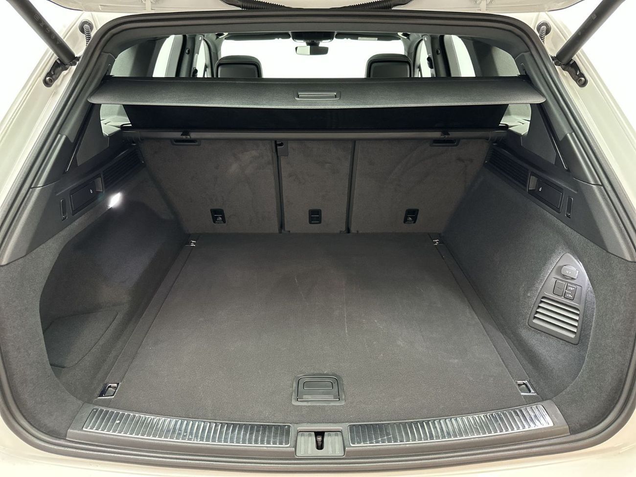 Volkswagen Touareg Touareg R-Line + (Ref#00130) - 42,100 AED SAVINGS from New Car