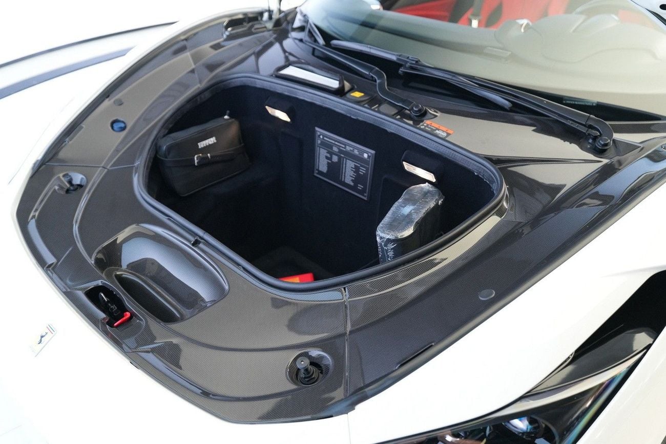فيراري ف ٨ سبيدر STD (3.9L · 8 Cyl · Automatic · Petrol · Convertible · Rear Wheel Drive · 2 Seats · 2 Door)