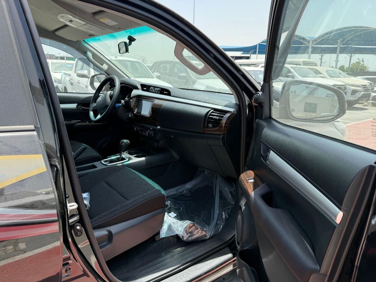 تويوتا هيلوكس TOYOTA HILUX 2.7L AT BLACK  2025-PUSH START