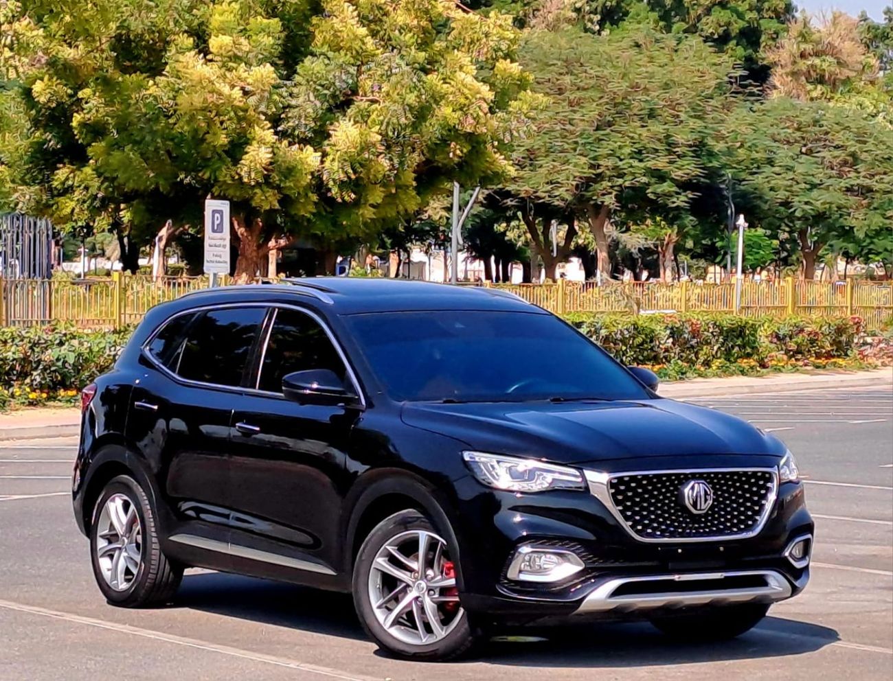 MG HS Luxury 2.0L 780-Monthly l GCC l Panoramic, Cruise, Leather l Accident Free