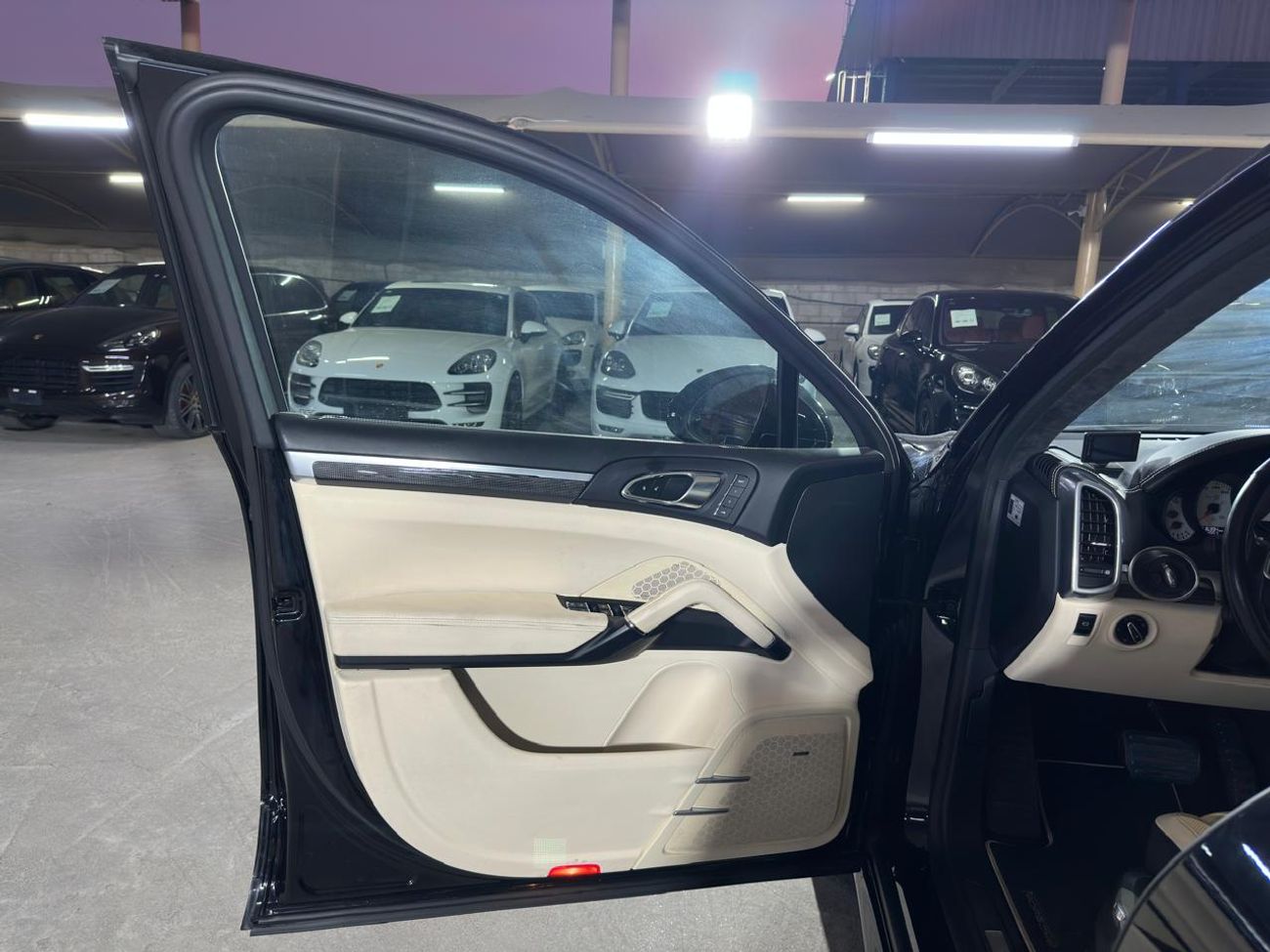 Porsche Cayenne Turbo S 4.8L (570 HP) 2016 | CARBON CERAMIC BRAKES (PCCB) | CARBON INTERIOR PACKAGE | SUNROOF