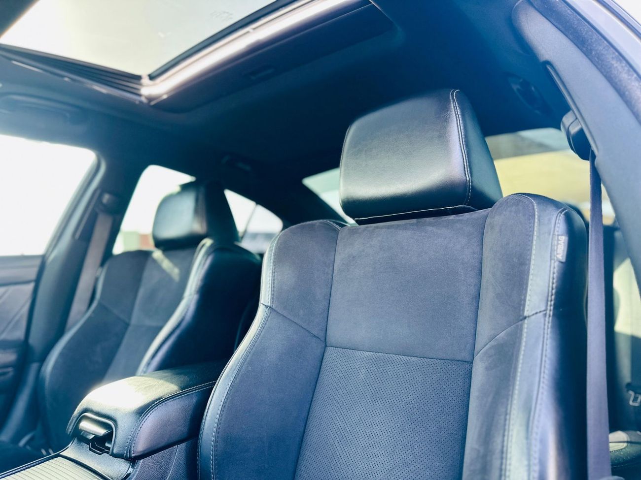 دودج تشارجر SXT 3.6L | Monthly 1270 | 0% DP | Sunroof | Alcantara Seats | Touch Screen | # 40102