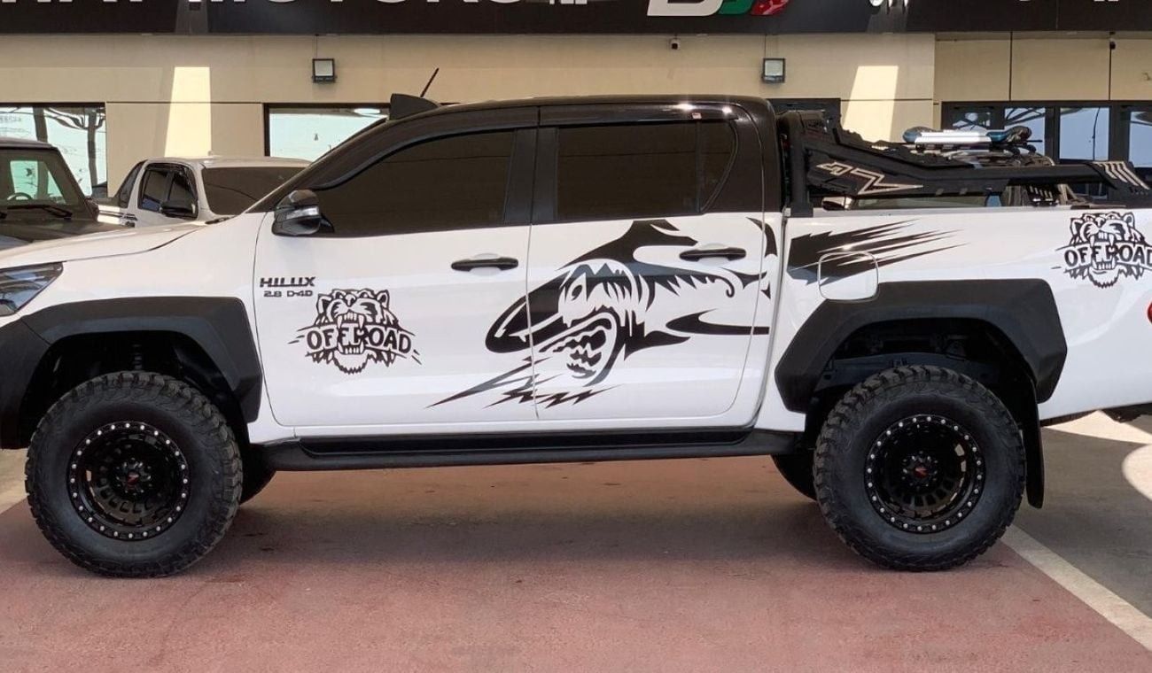 تويوتا هيلوكس SR5