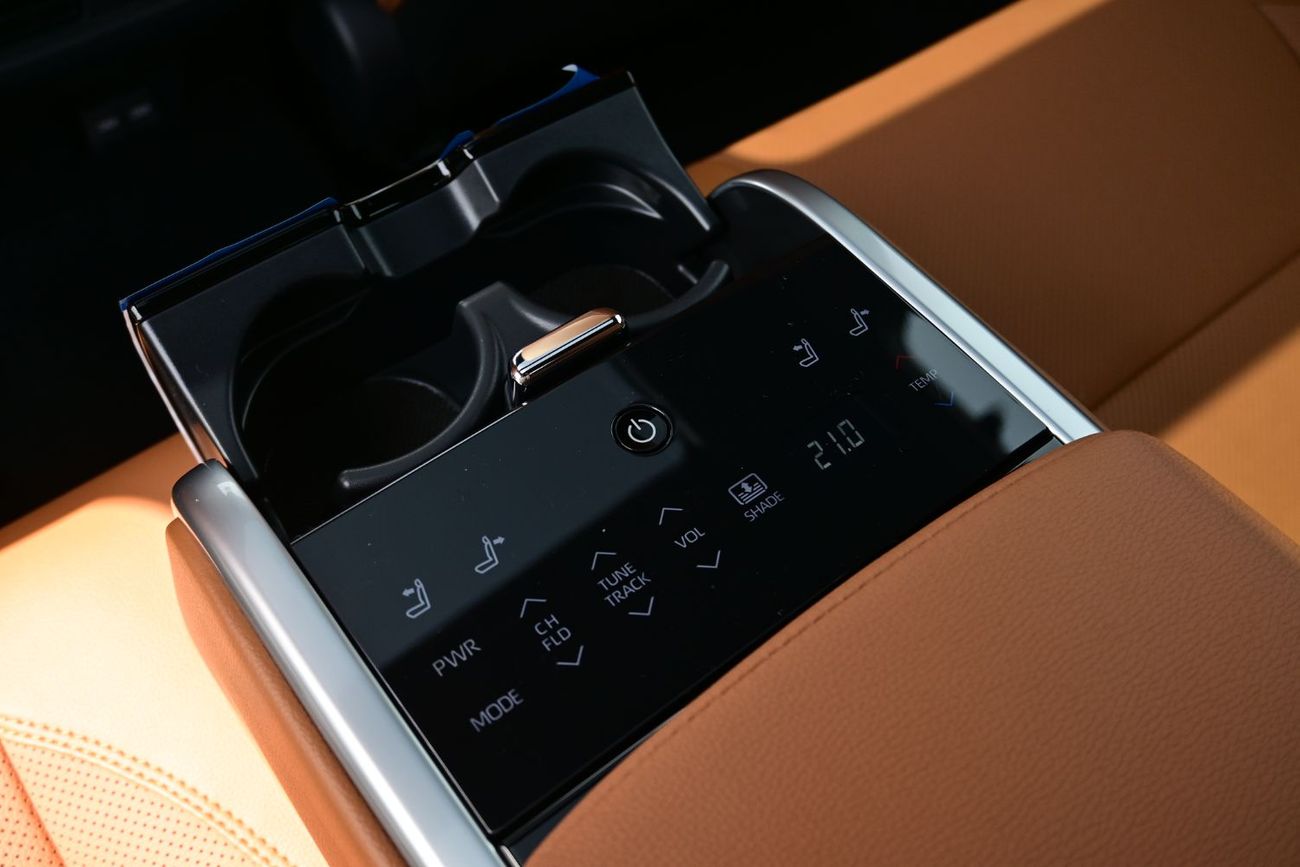 تويوتا كامري Toyota Camry Limited 2.5L Hybrid, Model 2025, Color White