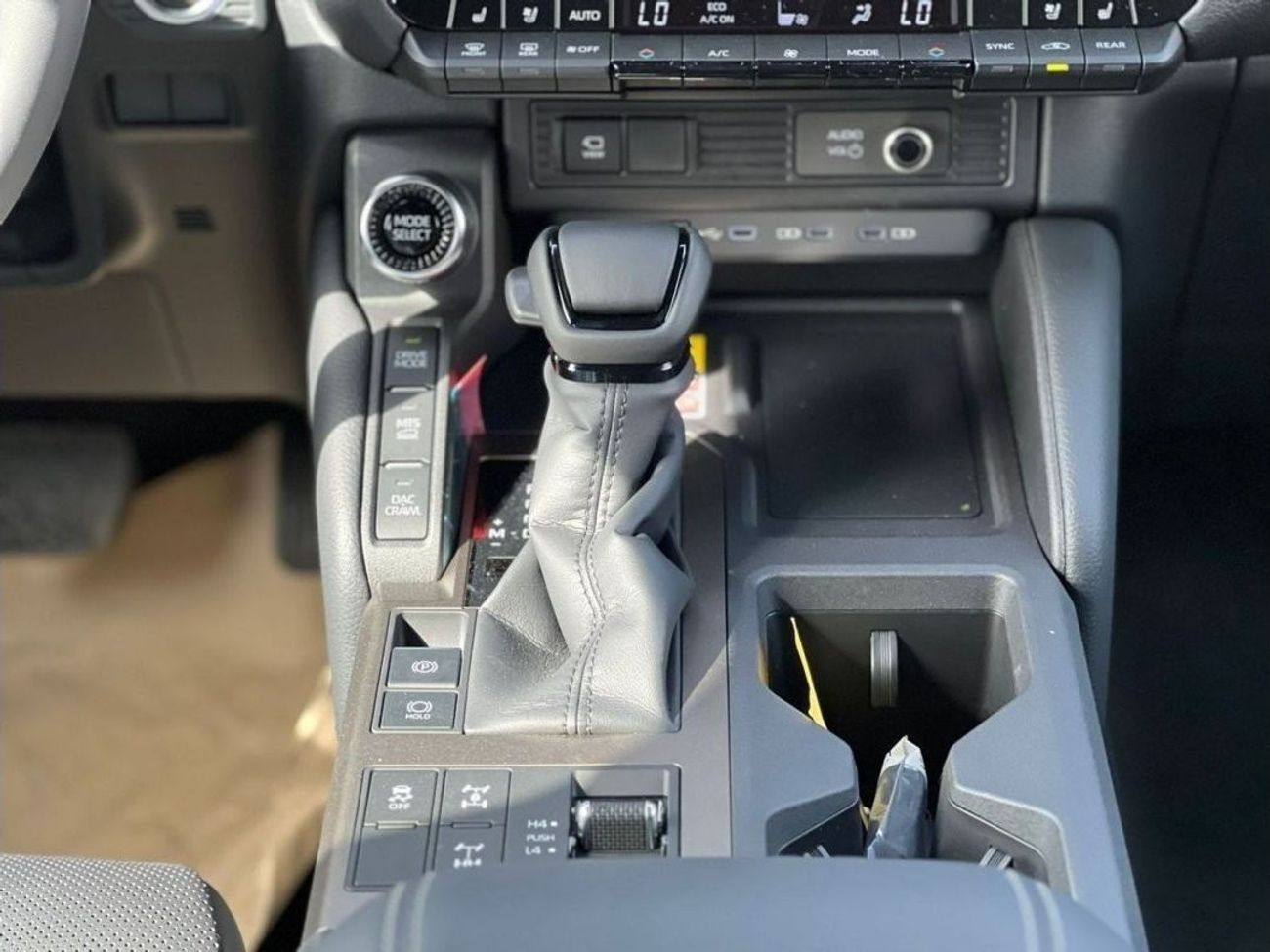 تويوتا برادو 2.4L PETROL FULL OPTION 2024