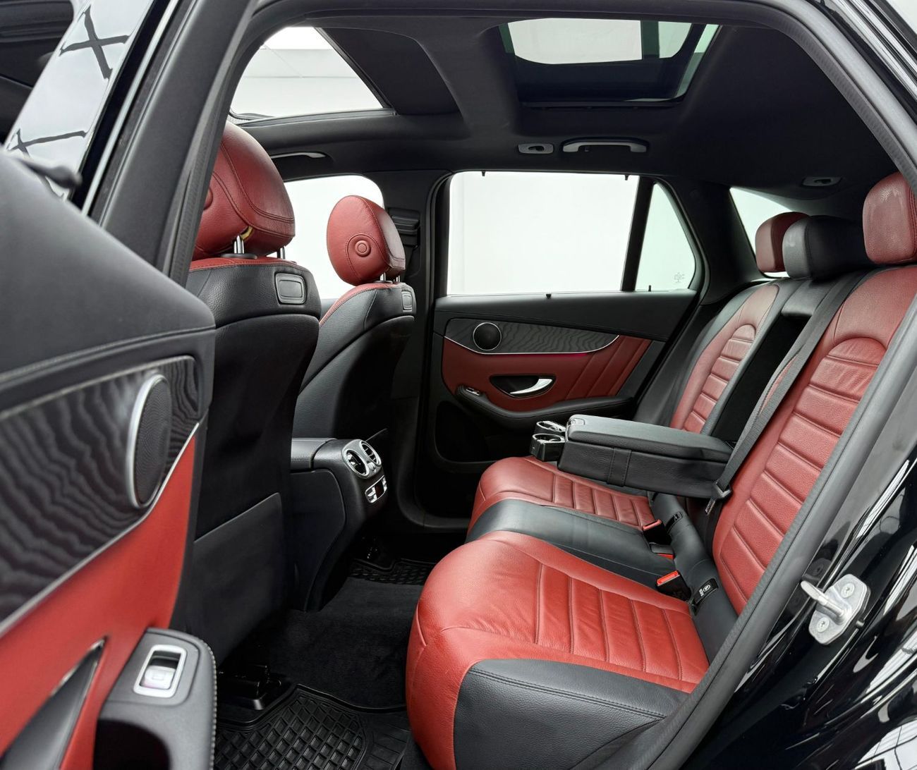 مرسيدس بنز GLC 300 4MATIC 2.0L 2020 Mercedes Benz GLC300 AMG 4MATIC, Warranty, Full Mercedes Service History, GCC