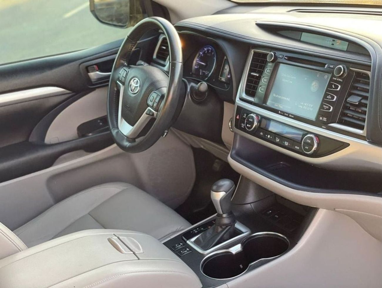 Toyota Highlander 2018 Toyota Highlander XLE 3.5L V6 Full Option Sunroof 7 Leather Seats - Radar & BSM Auto Trunk -