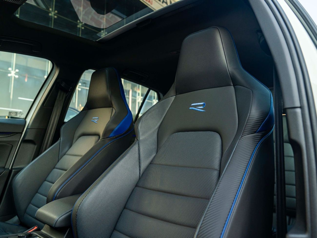 فولكس واجن جولف ار AED 2,595 PM • GOLF R • ONLY 17,000 KM • OFFICIAL VOLKSWAGEN WARRANTY UNTIL 07/2025 • CLEAN TITLE