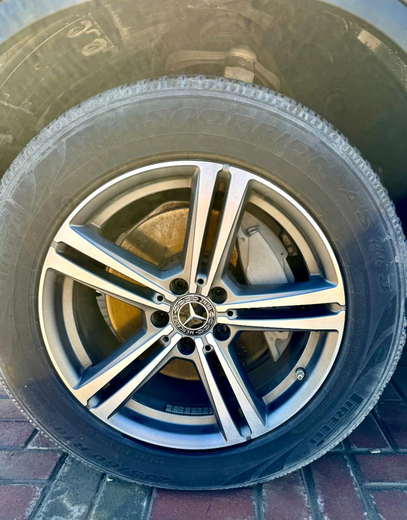 مرسيدس بنز GLC 300 2020 Mercedes benz GLC C300 4matic 4x4 full option Panoramic roof. 360 cameras. Auto parking etc