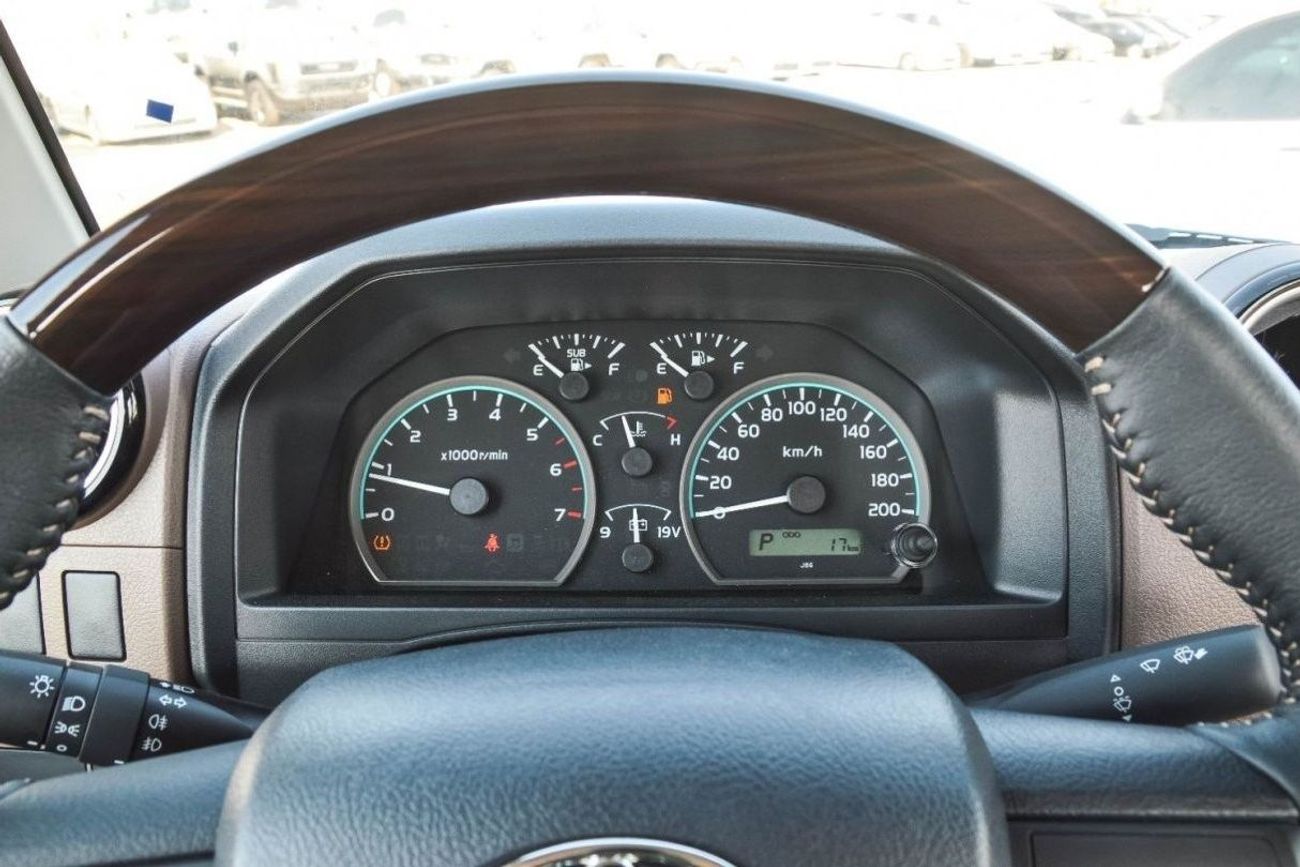Toyota Land Cruiser Pick Up TOYOTA LAND CRUISER 79 4.0L 4WD PETROL PICKUP 2024