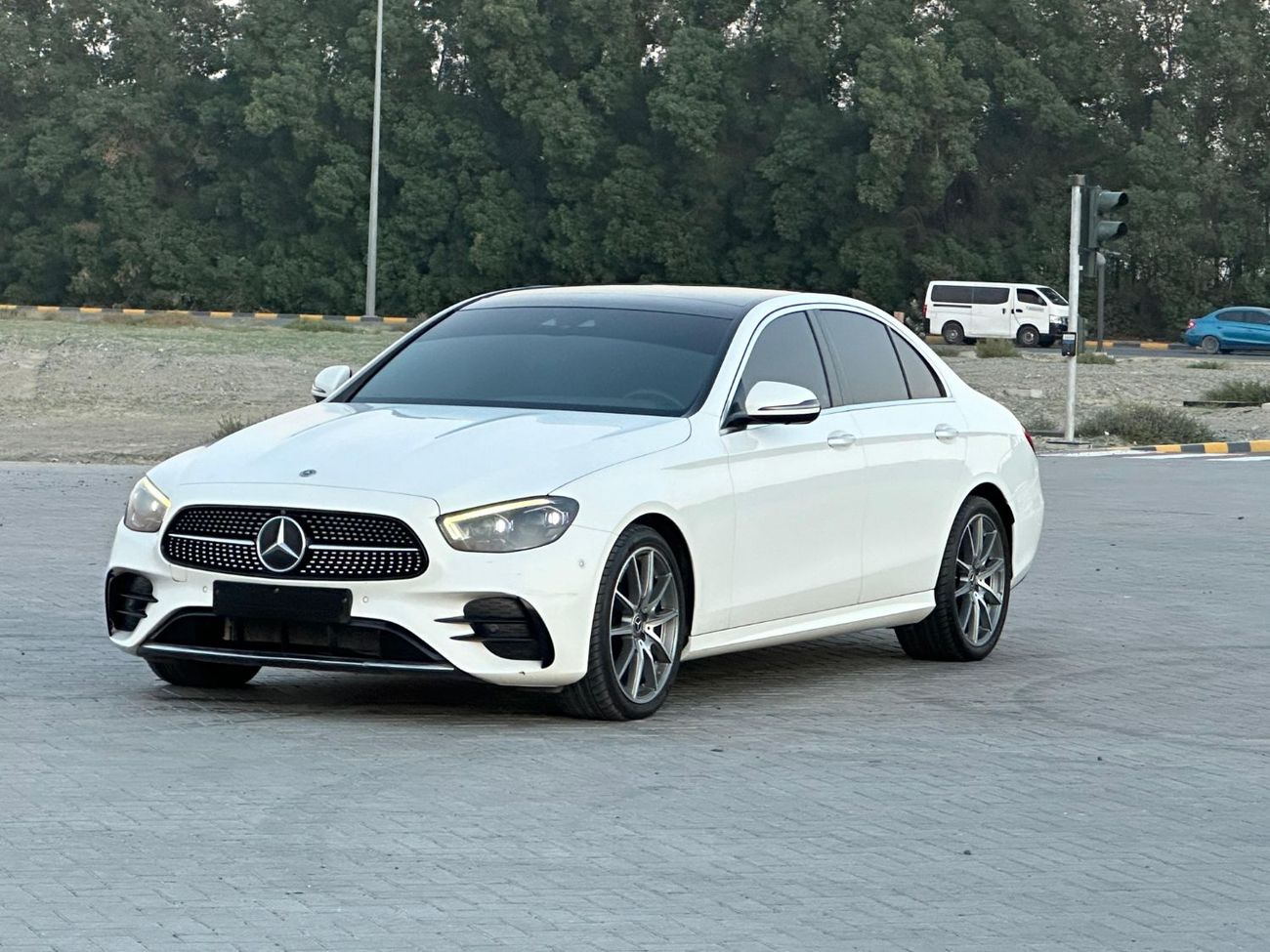 Mercedes-Benz E300 Premium + 2.0L