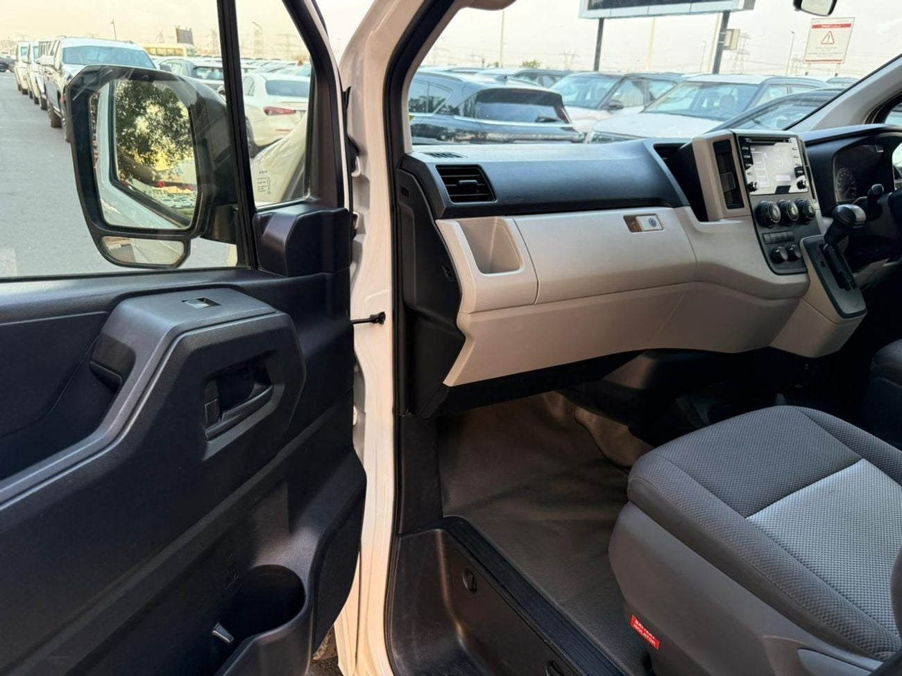 تويوتا هاياس DLS - STD ROOF High Roof Commuter 2.8L A/T