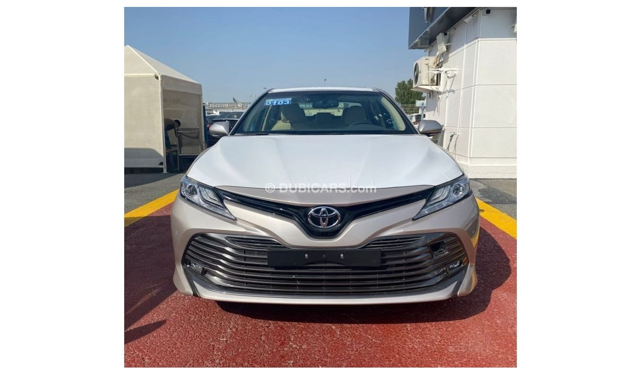 تويوتا كامري ويوتا كامري 3.5 لتر سيدان دفع امامي موديل 2022 لون ذهبي