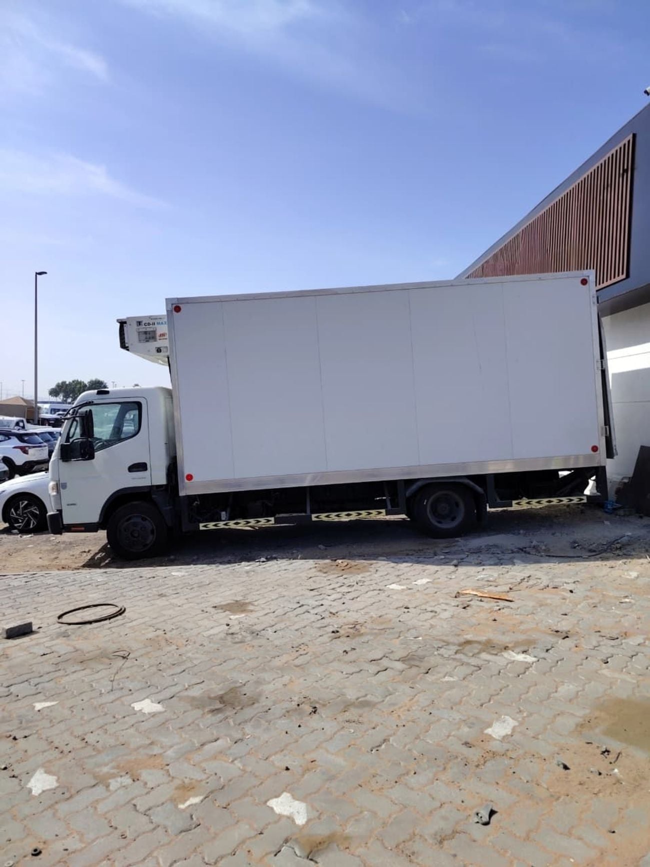 ميتسوبيشي فوسو كانتير  MITSUBISHI FUSO ROSA USED WITH NEW REFRIGERATOR BOX EUROPEAN SPECS 2014 MODEL