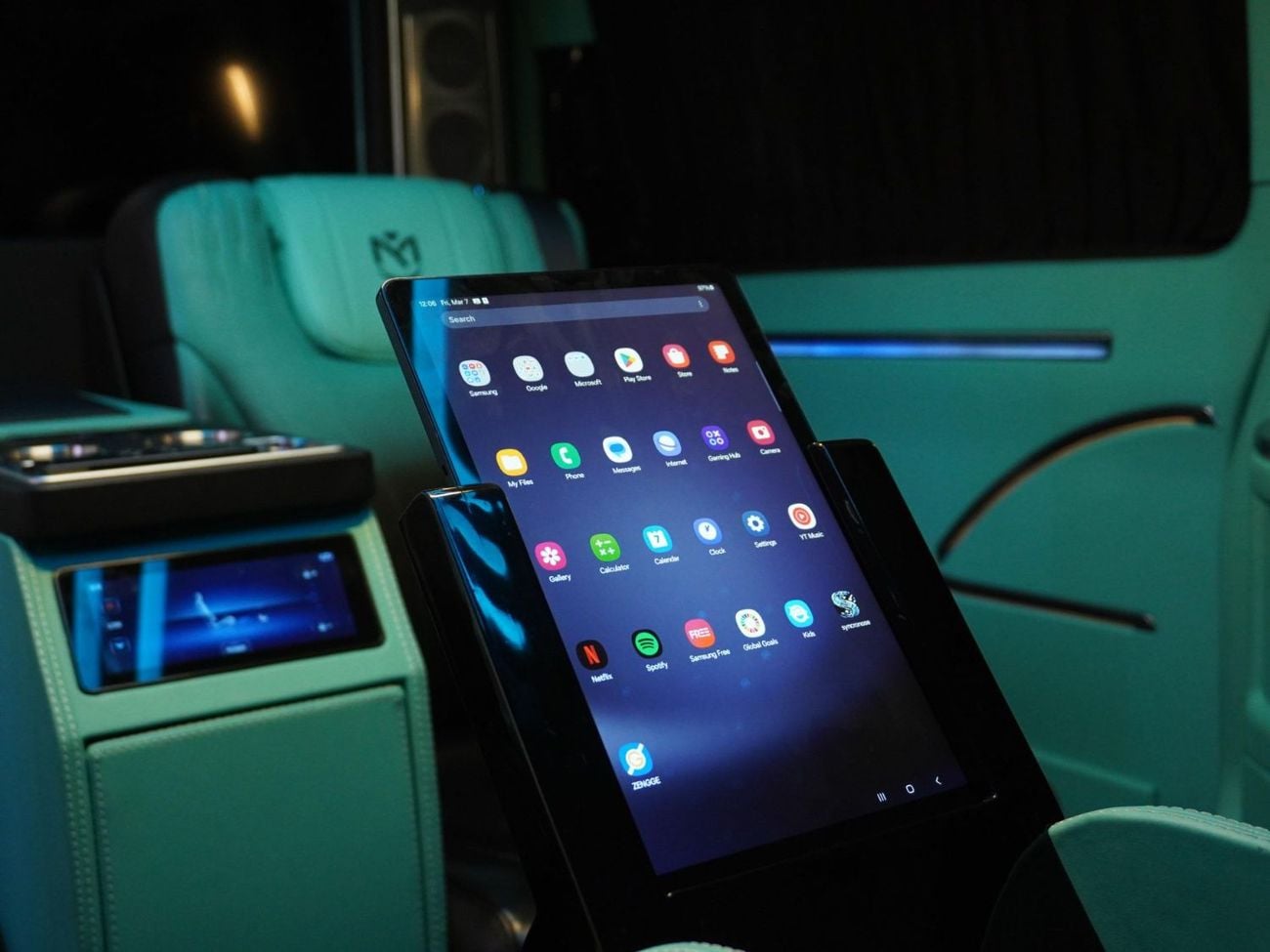 Mercedes-Benz V 300 VIP V-Class by Michael Cinco - Barugzai