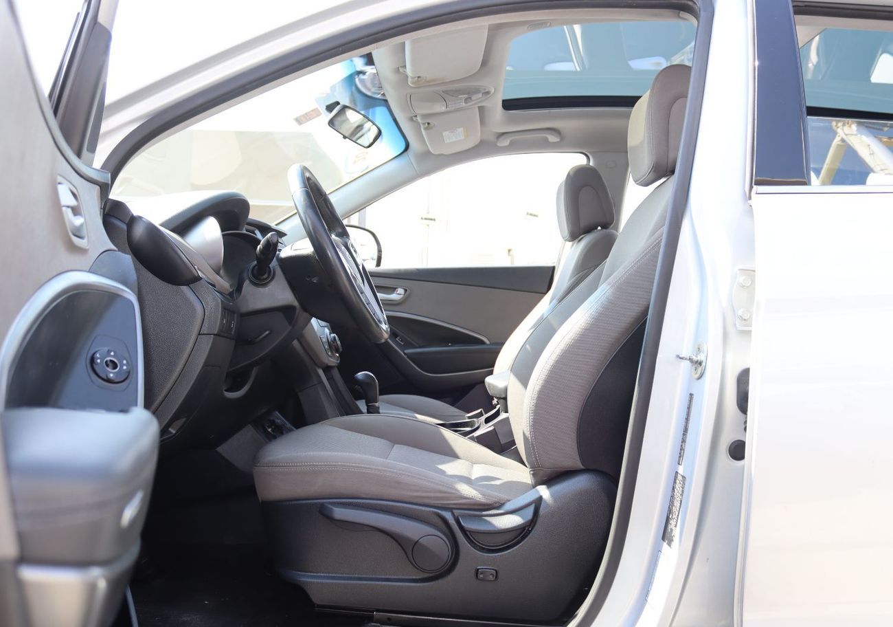 Hyundai Santa Fe GL 2.4L AWD Hyundai Santa Fe 2016, GCC car, in excellent condition, 7 seats, 2.4L, panoramic roof